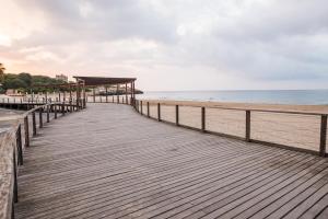 タラゴナにあるApartamento Nuriaの海岸に続く木造遊歩道