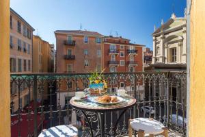 a balcony with a table and chairs on a balcony at LE ROSSETTI B. - modern, long balcony, old town Nice in Nice
