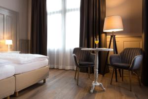 En eller flere senger på et rom på Hotel Emmental