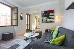 - un salon avec un canapé et une table dans l'établissement LE ROSSETTI B. - modern, long balcony, old town Nice, à Nice