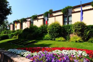 A garden outside BV Grand Hotel Assisi