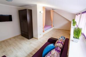 リヴィウにあるFurmanska 3 Mansardaのリビングルーム(ソファ付)、ベッドルーム1室が備わります。