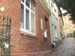 アイゼナハにあるFerienwohnungen Enderの通りに面した窓が2つあるレンガ造りの建物
