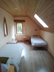 Een bed of bedden in een kamer bij Kõrgemäe puhketalu