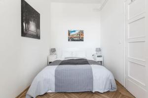 A bed or beds in a room at Synagogue view residence