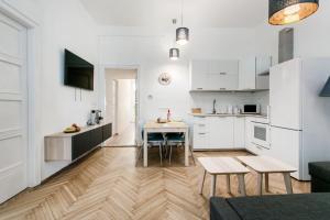 A kitchen or kitchenette at Synagogue view residence