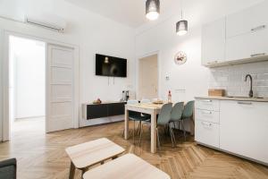 A kitchen or kitchenette at Synagogue view residence