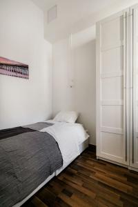 A bed or beds in a room at Synagogue view residence