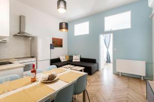 A kitchen or kitchenette at Synagogue view residence
