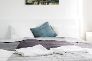 A bed or beds in a room at Synagogue view residence