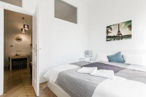 A bed or beds in a room at Synagogue view residence