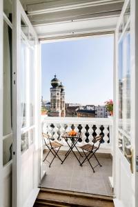 balcón con mesa y vistas a la torre en Synagogue view residence en Budapest