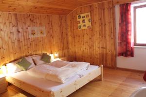 ラーチェスにあるOberköbenhofの木製の壁のベッドルーム1室