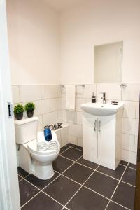 A bathroom at Abbey Hotel