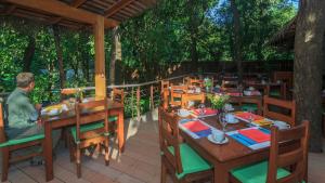 Olas Verdes Hotel餐厅或其他用餐的地方