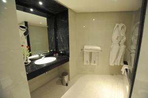 un bagno con lavandino e specchio di Rive Hotel a Rabat