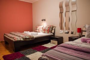 1 dormitorio con 2 camas y alfombra en Apartment Bohemian Rhapsody, en Belgrado