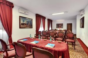 Бизнес-центр и/или конференц-зал в Colonna Palace Hotel Mediterraneo
