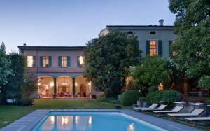 Cazzago San MartinoにあるSisters Houseの庭にスイミングプールがある家