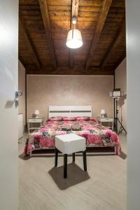 ポルト・エンペードクレにあるB&B Villa Marikaのベッドルーム(大型ベッド1台、テーブル付)