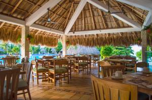 Reštaurácia alebo iné gastronomické zariadenie v ubytovaní GHL Relax Hotel Costa Azul