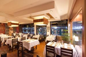 Inti Punku Machupicchu Hotel & Suites tesisinde bir restoran veya yemek mekanı