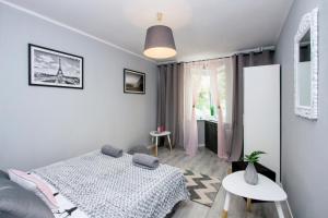Łóżko lub łóżka w pokoju w obiekcie ClickTheFlat Hoża Street Apart Rooms