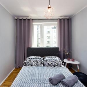 sypialnia z łóżkiem z poduszkami i oknem w obiekcie ClickTheFlat Hoża Street Apart Rooms w Warszawie