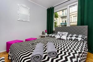 Łóżko lub łóżka w pokoju w obiekcie ClickTheFlat Hoża Street Apart Rooms