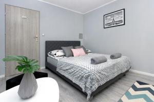 Łóżko lub łóżka w pokoju w obiekcie ClickTheFlat Hoża Street Apart Rooms
