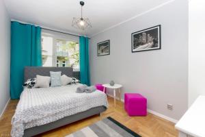 Łóżko lub łóżka w pokoju w obiekcie ClickTheFlat Hoża Street Apart Rooms