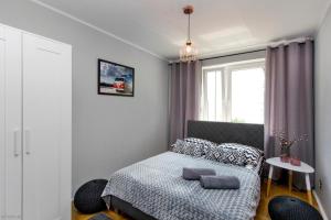 Łóżko lub łóżka w pokoju w obiekcie ClickTheFlat Hoża Street Apart Rooms