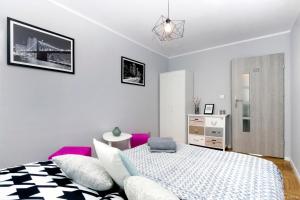 Łóżko lub łóżka w pokoju w obiekcie ClickTheFlat Hoża Street Apart Rooms