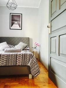 Łóżko lub łóżka w pokoju w obiekcie ClickTheFlat Hoża Street Apart Rooms