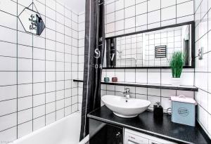 Łazienka w obiekcie ClickTheFlat Hoża Street Apart Rooms