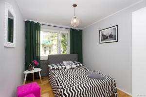 Łóżko lub łóżka w pokoju w obiekcie ClickTheFlat Hoża Street Apart Rooms