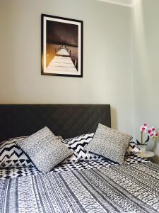 Łóżko lub łóżka w pokoju w obiekcie ClickTheFlat Hoża Street Apart Rooms