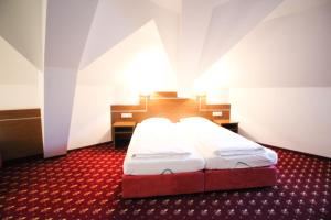 Postel nebo postele na pokoji v ubytování Hotel-Gasthof Obermeier