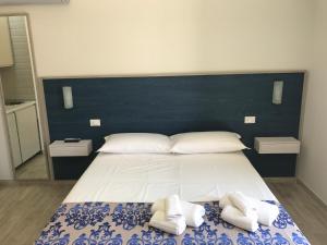 A bed or beds in a room at Elisir Suite Rooms by Marino Tourist