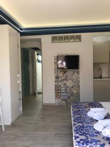 Televízia a/alebo spoločenská miestnosť v ubytovaní Elisir Suite Rooms by Marino Tourist