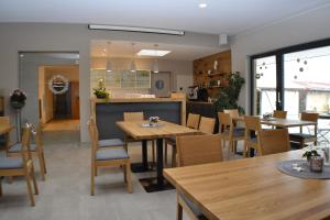 ein Esszimmer mit Holztischen und Stühlen in der Unterkunft Brigel-Hof in Meßkirch