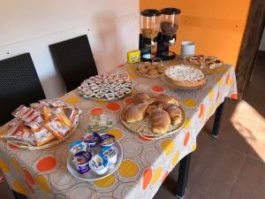 una mesa con platos de comida encima en I Colori Del Cilento, en Montecorice