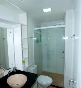 y baño con ducha de cristal y aseo. en Yacht Village Natal Top, en Natal