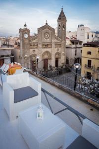 - une vue sur un bâtiment doté d'une tour d'horloge dans l'établissement Hotel Centrale Bagheria, à Bagheria