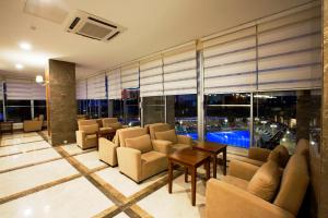 A seating area at Ramada Resort Side