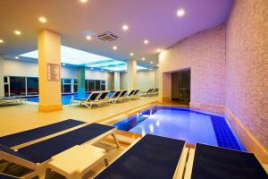 The swimming pool at or close to Ramada Resort Side