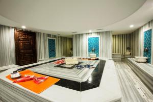 A seating area at Ramada Resort Side