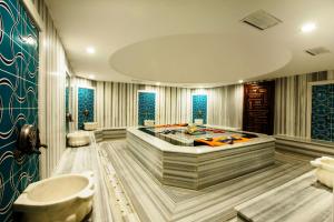 A bathroom at Ramada Resort Side