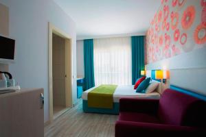 Llit o llits en una habitació de Ramada Resort Side