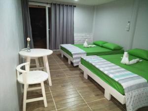 Rúm í herbergi á Oui Kaew Homestay